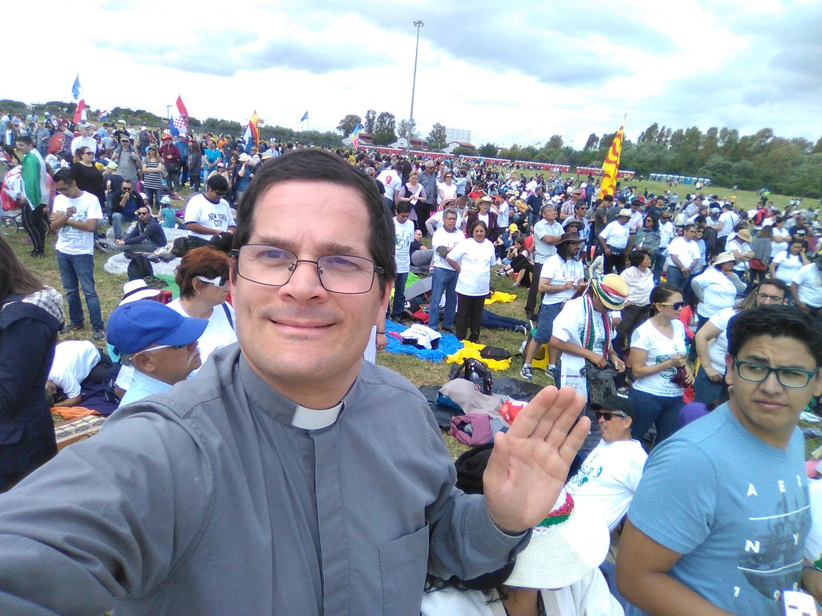 Damaso_Perico's tweet photo. #ROMA #DlRECTO

50 años del #CaminoNeocatecumenal.

Con #Papa #Francisco y su fundador Kiko Argüello.

Acompaño a los de #Benicarló.

Plagado de familias y #jovenes

Una #Iglesia viva.

#Iglesia #IglesiaenBenicarlo #NuevaEvangelizacion #Evangelizacion #Familia #Jovenes #Juventud https://t.co/dntMAAAu1v