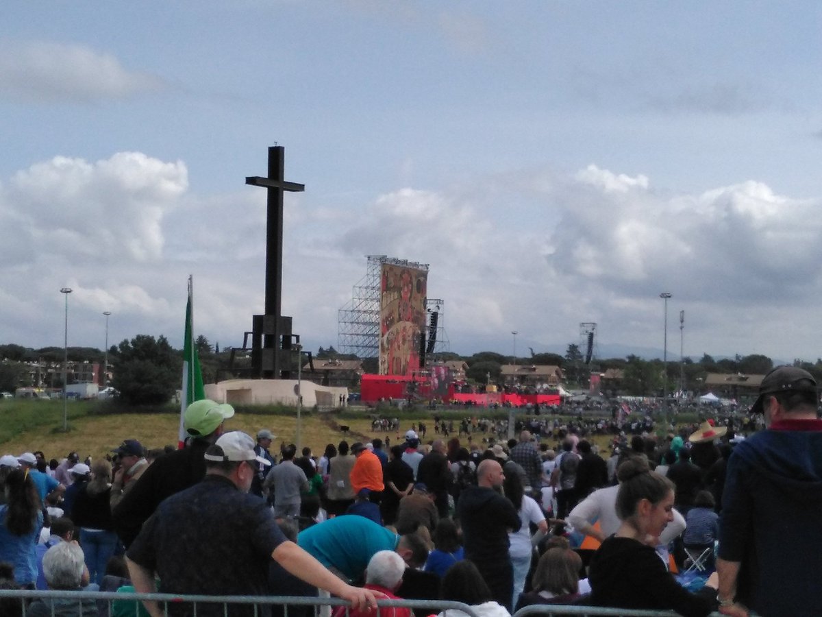 Damaso_Perico's tweet photo. #ROMA #DlRECTO

50 años del #CaminoNeocatecumenal.

Con #Papa #Francisco y su fundador Kiko Argüello.

Acompaño a los de #Benicarló.

Plagado de familias y #jovenes

Una #Iglesia viva.

#Iglesia #IglesiaenBenicarlo #NuevaEvangelizacion #Evangelizacion #Familia #Jovenes #Juventud https://t.co/dntMAAAu1v