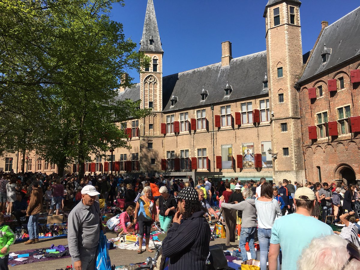 semiddelburg's tweet photo. Gezellig druk en voor ieder wat wils op de #kleedjesmarkt! “Wie maakt ze los?!” #5mei #mooiweer #abdij #bevrijdingsdag https://t.co/xyFARSiYvZ