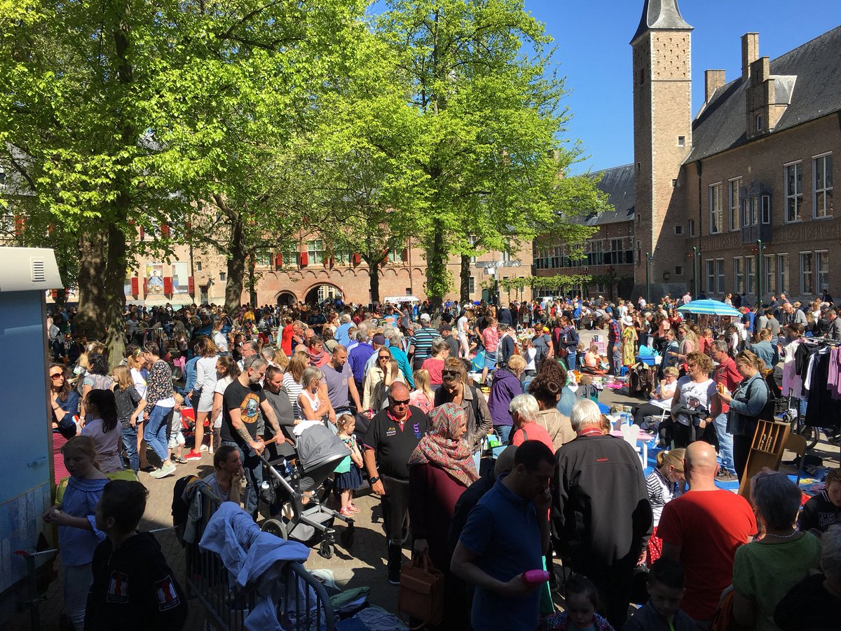 semiddelburg's tweet photo. Gezellig druk en voor ieder wat wils op de #kleedjesmarkt! “Wie maakt ze los?!” #5mei #mooiweer #abdij #bevrijdingsdag https://t.co/xyFARSiYvZ