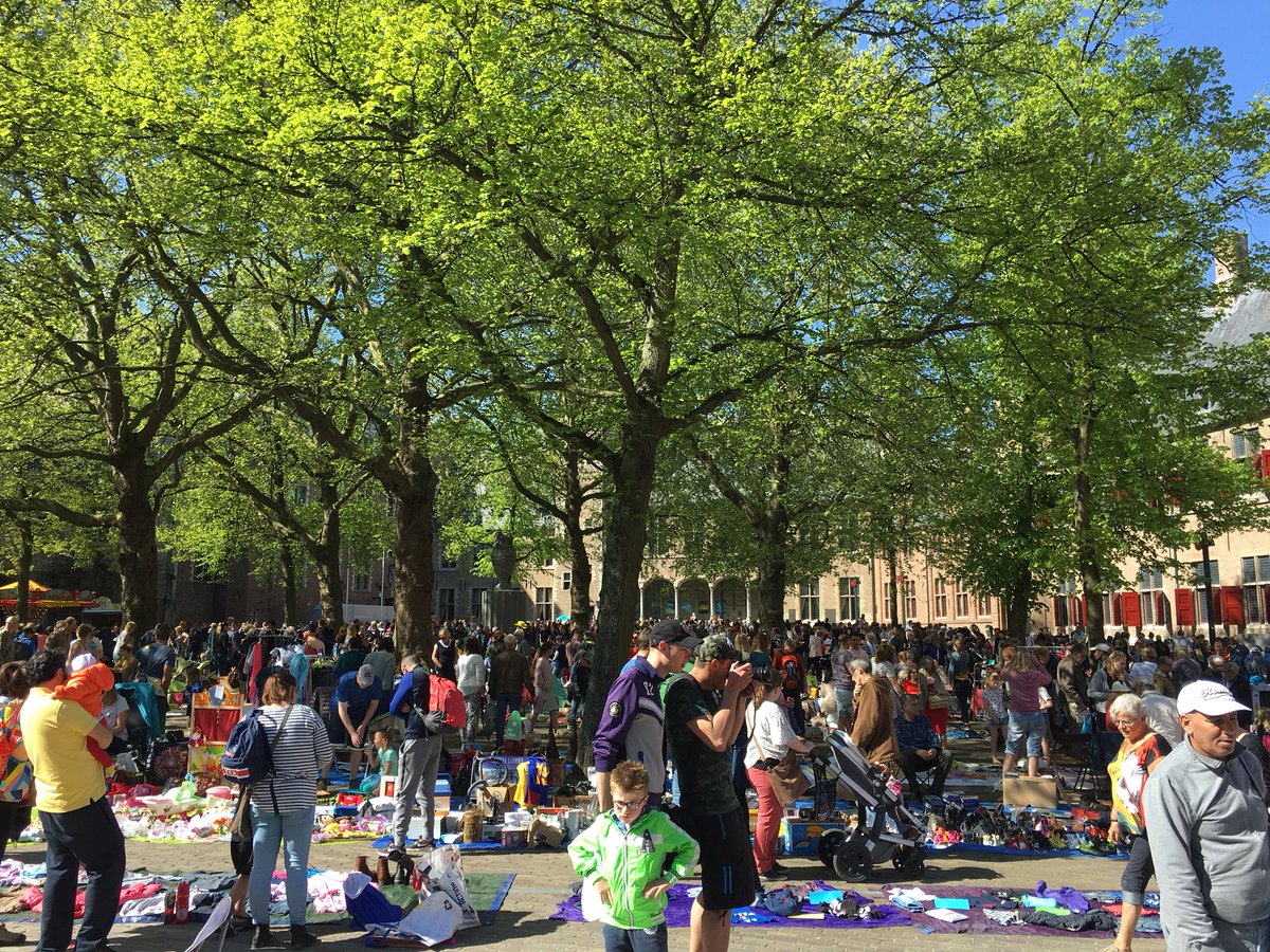 semiddelburg's tweet photo. Gezellig druk en voor ieder wat wils op de #kleedjesmarkt! “Wie maakt ze los?!” #5mei #mooiweer #abdij #bevrijdingsdag https://t.co/xyFARSiYvZ