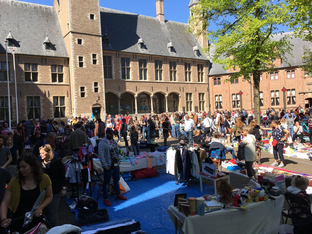 semiddelburg's tweet photo. Gezellig druk en voor ieder wat wils op de #kleedjesmarkt! “Wie maakt ze los?!” #5mei #mooiweer #abdij #bevrijdingsdag https://t.co/xyFARSiYvZ
