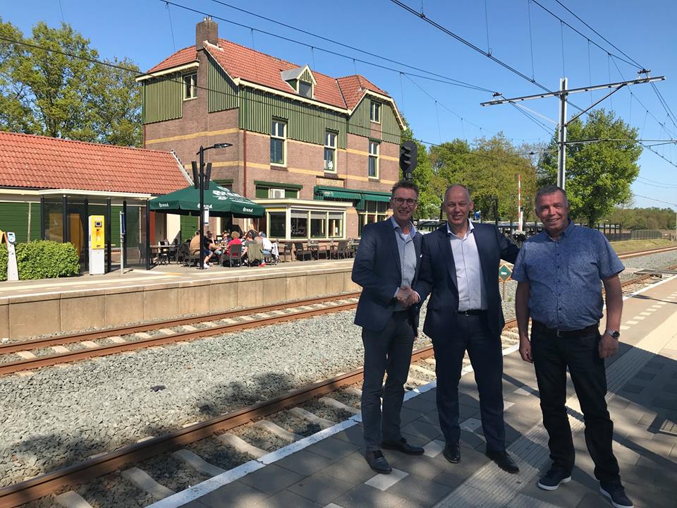 Stationloop's tweet photo. TROTS! Voor de komende 3 edities is @RaboVVS wederom onze hoofdsponsor! Wij gaan er weer een fantastisch hardloopevenement van maken. Samen duurzaam sterker. #dankbaar #samenwerking #stationloop https://t.co/YLAN09gXXm