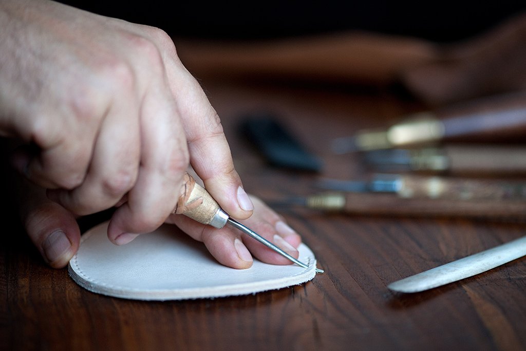 artcuero's tweet photo. En nuestros cursos enseñamos a emplear herramientas como esta lezma, y las diferentes técnicas de costura de cuero para que todos tus proyectos en cuero sean un coser y cantar! https://t.co/DI5lWuvF9s https://t.co/AInvqmd9p6