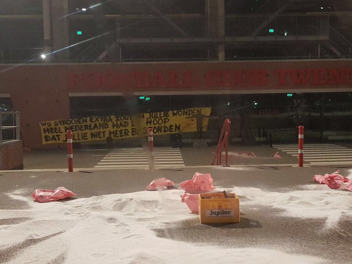 NOSsport's tweet photo. Goed kijken. Dit deden de supporters van NAC vannacht in Enschede bij FC Twente. https://t.co/tuwHb1jqk9