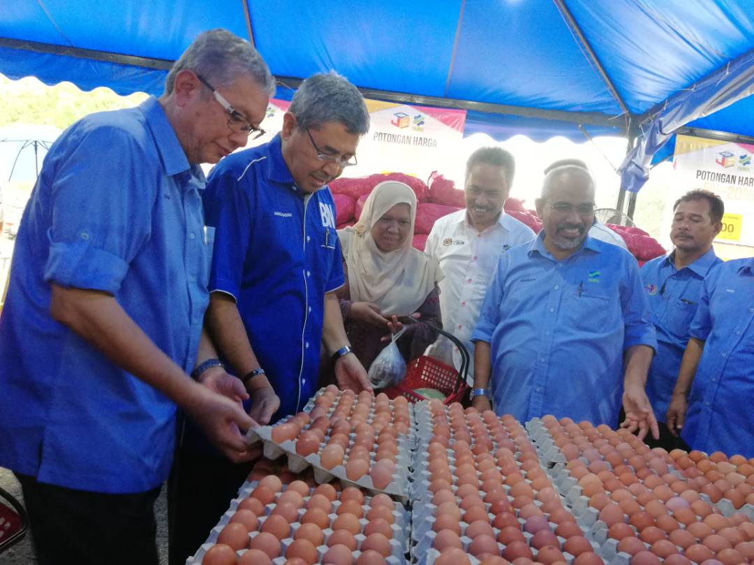 FAMA_Malaysia's tweet photo. 🌶️🥕🌰🥔 dapatkan harga rendah, jimat untuk poket anda!
@shaberyc @najib_razak
@ahmadbashahofficial
#famadihatirakyat #nbos #tn50 #jbd2018 #jimatbelanjadapur2018 https://t.co/DtfwuogzBI