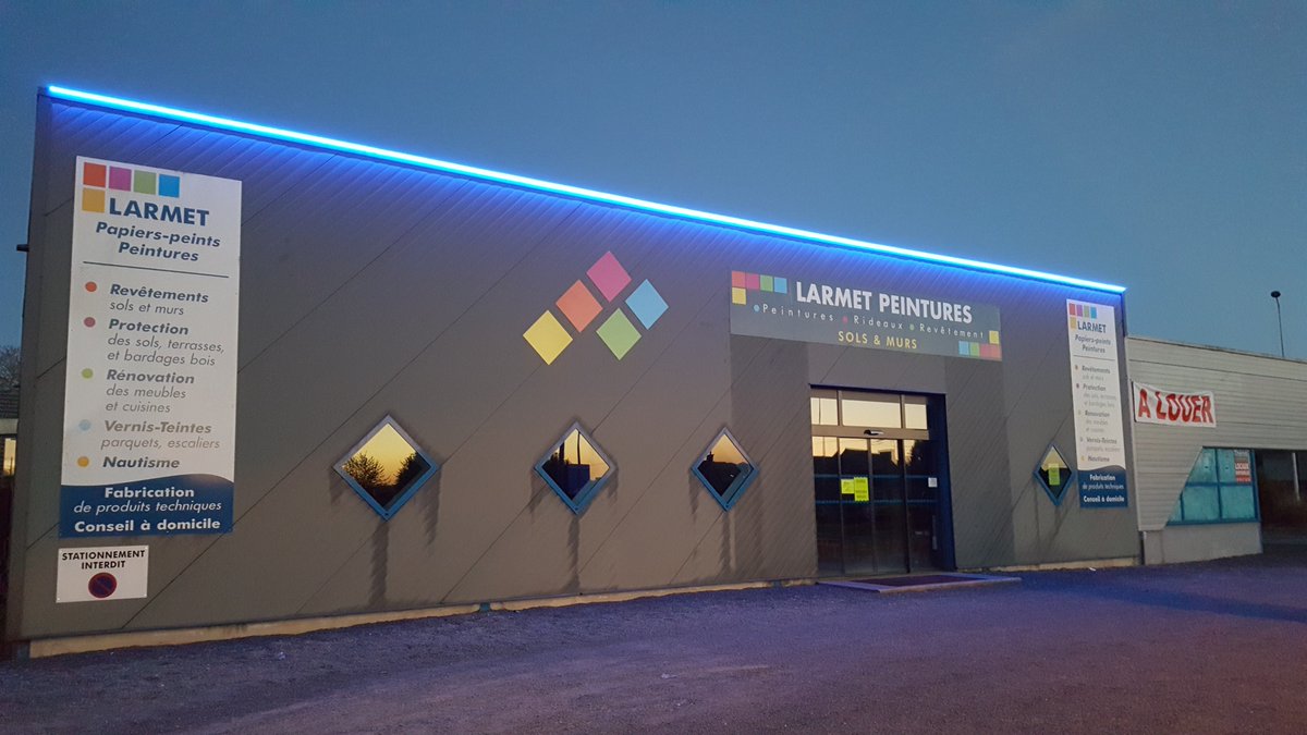 PrintRapide's tweet photo. Vendredi 4 mai à l’entreprise LARMET Peintures.
Fabrication et la pose d'enseignes pour l’entreprise Larmet à Ploumagoar et la pose d’un néon LED bleu sur toute la largeur du bâtiment en haut

👉 Lundi nous attaquons la suite... Totem extérieur ;) les photos seront postées lundi. https://t.co/Ze25K48IME