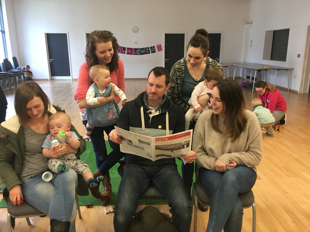 BethanAbc's tweet photo. @MudiadMeithrin Dyma ddysgwyr #ClwbCwtsh y Gogledd Ddwyrain yn edrych drwy cylchgronnau a #PapurauBro lleol! #PapurFama #YClawdd #YNene @yrawrgymraeg @AwrYDysgwyr @SaithSeren @wgmin_LifeIaith @Golwg360 #YCymro #Wcw #Lingo #Bwcle #Borras #Acton #Johnstown @lingonewydd @YWAWR https://t.co/Ksx2Se6JUv