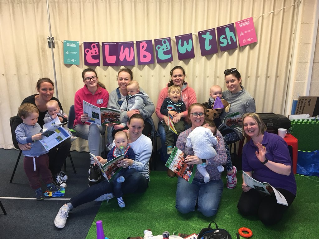 BethanAbc's tweet photo. @MudiadMeithrin Dyma ddysgwyr #ClwbCwtsh y Gogledd Ddwyrain yn edrych drwy cylchgronnau a #PapurauBro lleol! #PapurFama #YClawdd #YNene @yrawrgymraeg @AwrYDysgwyr @SaithSeren @wgmin_LifeIaith @Golwg360 #YCymro #Wcw #Lingo #Bwcle #Borras #Acton #Johnstown @lingonewydd @YWAWR https://t.co/Ksx2Se6JUv
