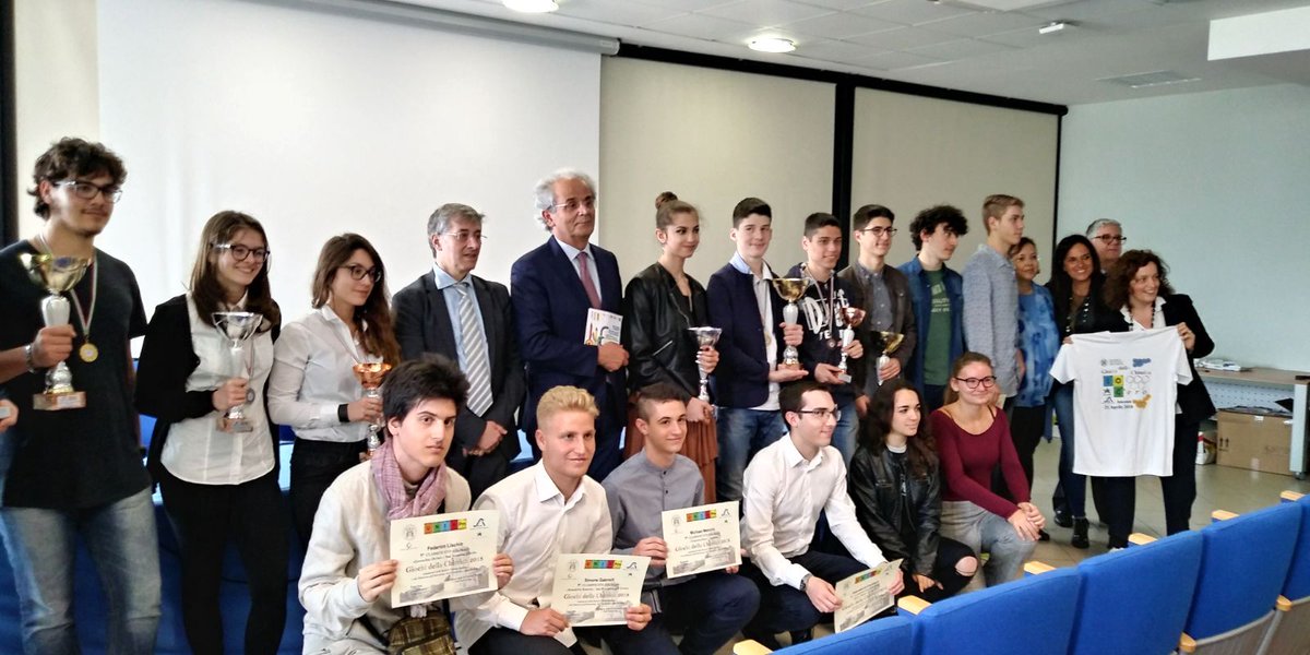 UnivPoliMarche's tweet photo. "Insegnare significa lasciare un segno, come un pittore" - il rettore Sauro Longhi alla cerimonia di premiazione dei Giochi della Chimica 2018
Ecco i premiati! https://t.co/Gh2h24vsdG