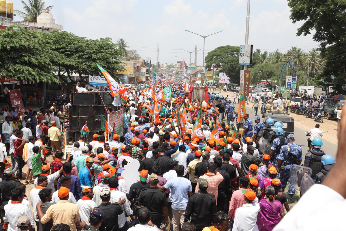 AmitShah's tweet photo. Pictures from the roadshow in Periyapatna, Mysore (Karnataka). https://t.co/YcASrUa65q