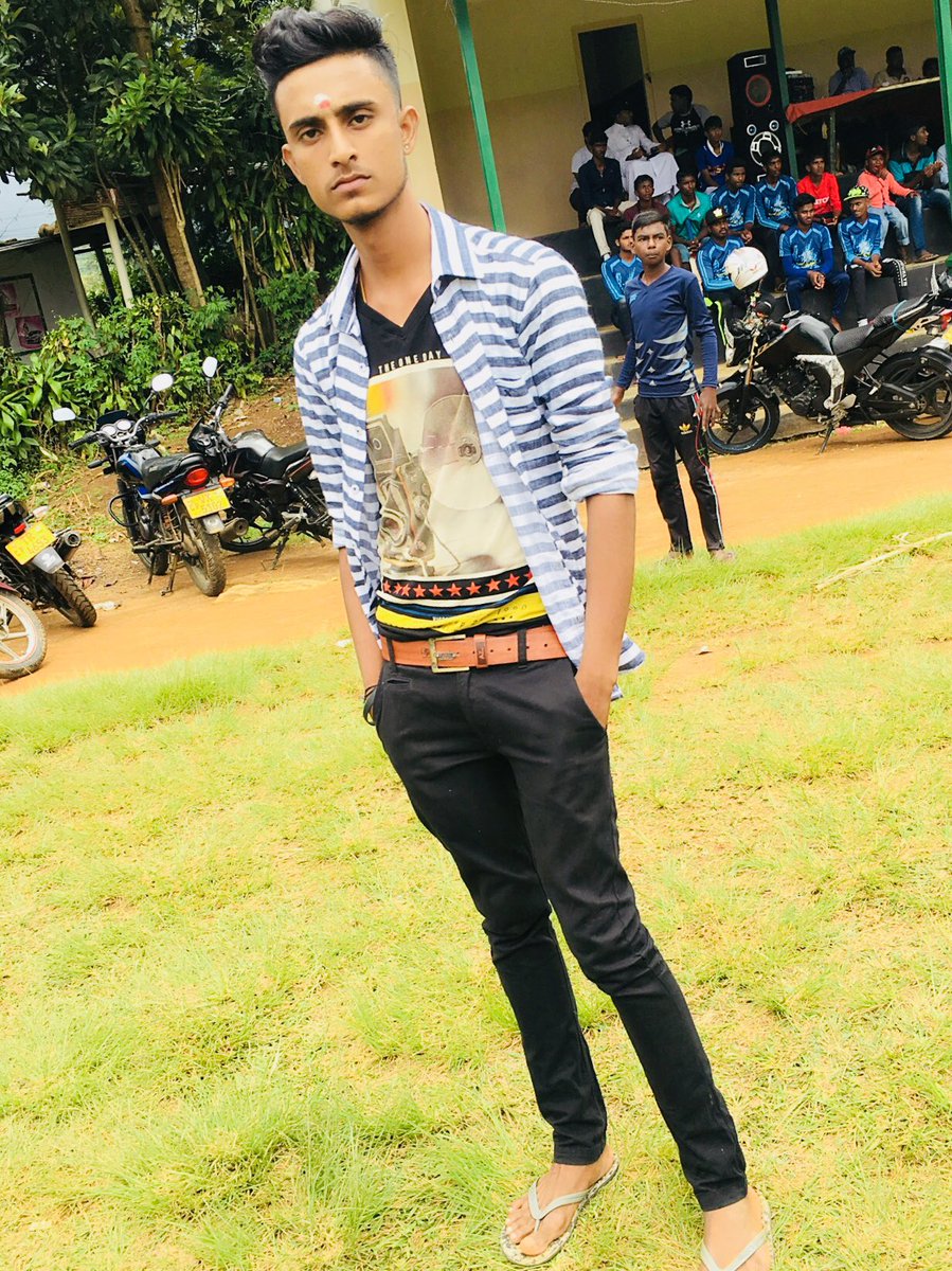 Dhusanthan6's tweet photo. என் ஜன்னல் நிலவுக்கு என்னாச்சு on line  வந்து ரொம்ப நாளாச்சு😴😴 https://t.co/3C0eBz0Vm2