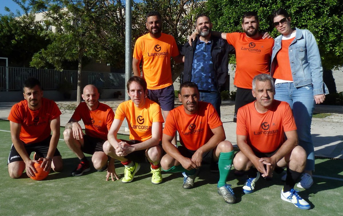 TORNEOEMPRESAS's tweet photo. Hoy más fútbol sala en Colegio La Devesa Elche @GrupoSorollaEdu Devesa.
desde las 16 h. y mañana desde las 10 h.
Entregas de premios, domingo a las 12 h.
Aquí los protagonistas: Rontex, @Larcosta, Serialva, @salvadorartesan y @OrthoLab_es
Suerte a todos!! https://t.co/L1nfCQrC78