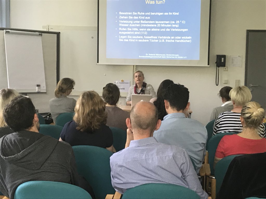 AXADeutschland's tweet photo. Direkt mit jeder Beule in die Notaufnahme? Das Thema unseres Workshops mit Kinderchirurgin Stefanie Märzheuser von der @ChariteBerlin bei der @Blogfamilias #AXAKinder #blogfamilia18 https://t.co/NWSyTXRbk3