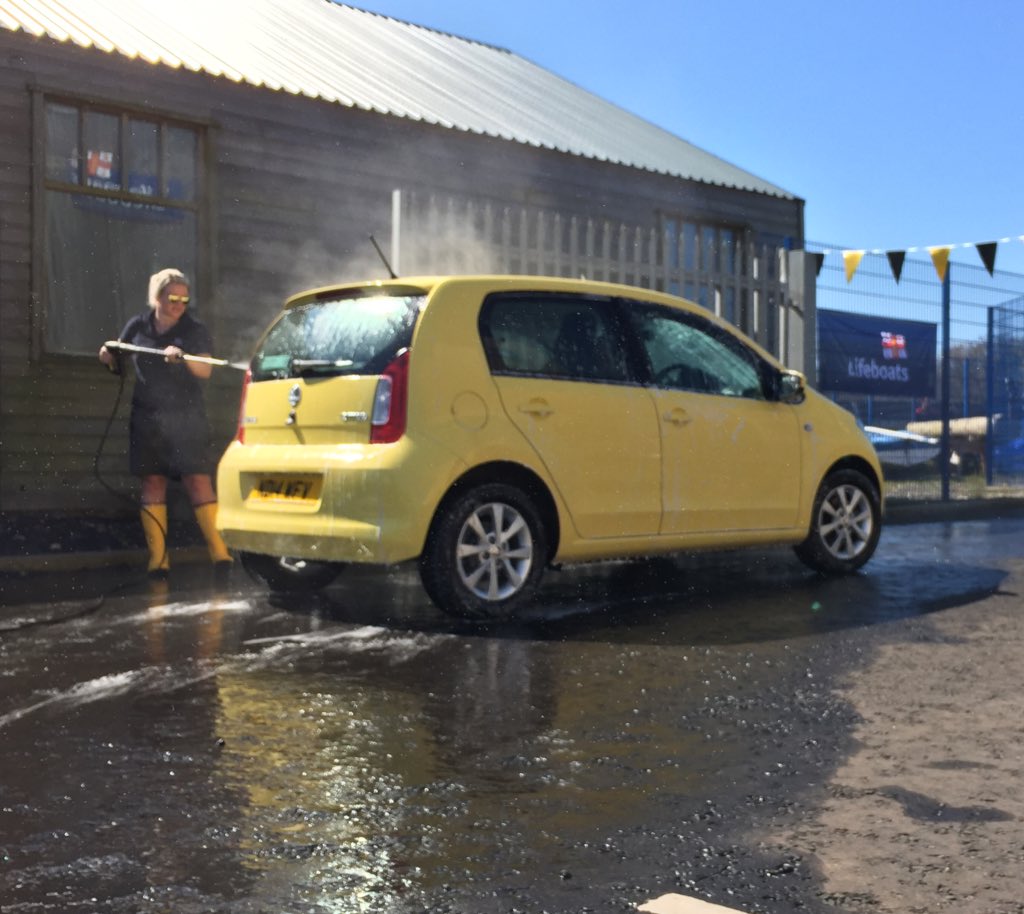 Well it has to be yellow wellies with a yellow car #MaydayEveryday #rnli