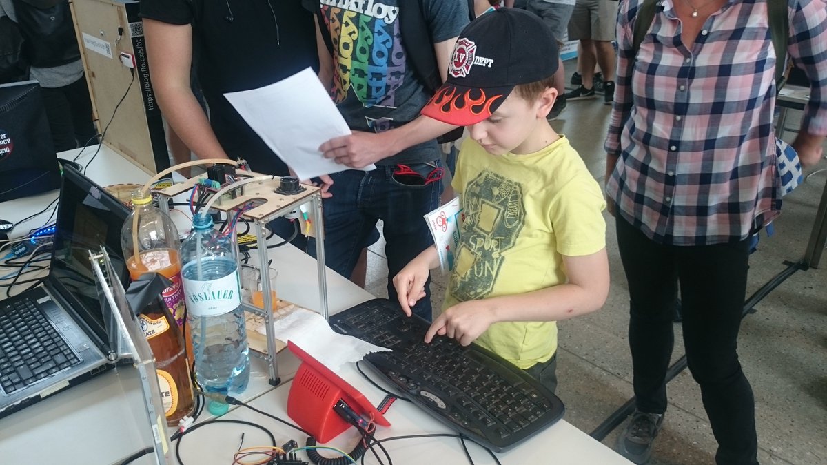 realraum's tweet photo. Oh no! Our juicy game is too easy. Kids flodding the table with multivitamin juice. Come take a drink at our #MFV18 booth. https://t.co/JLOw59LJp3