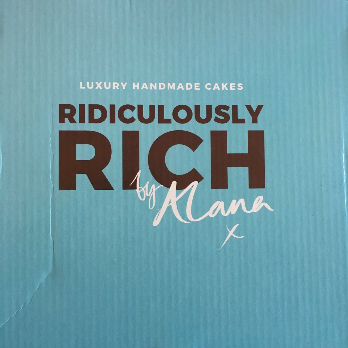 clairedj24's tweet photo. The little sis has outdone herself with this little late birthday present... clearly my excited text earlier in the year about seeing the @Alana_Spencer_ @Ridic_Rich van left a mark on her! Can’t wait to eat them! 😃🍰 #whatapresent #cake https://t.co/w7GMovVWAc