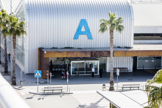 gemma_g_fabrega's tweet photo. Sabíeu que directius turcs i nord-americans que controlen les terminals principals del moll Adossat #Barcelona de creuers figuren als #ParadisePapers? Ho podeu llegir a la #Directa453 en paper (https://t.co/mZiZ883s7h) Si et subscrius, la rebràs a casa: https://t.co/t4fQOgvyBl https://t.co/GKpPyc1B2z