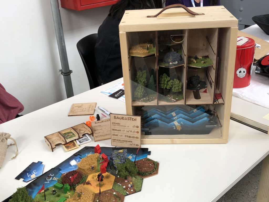 luckybrig's tweet photo. Mein erklärtes Lieblingsding der #MakerFaireVienna2018 #SiedlervonCatan #DIY #MFV18 https://t.co/wxMXrmEzwd