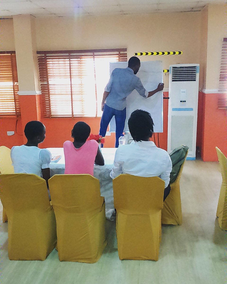 LoveEternityNgr's tweet photo. @orefakorede taking a session on #poetry 
LIBERTY 2.0
#LibertyWriters2018 #LoveEternityNgr https://t.co/NXVnkRpYN3