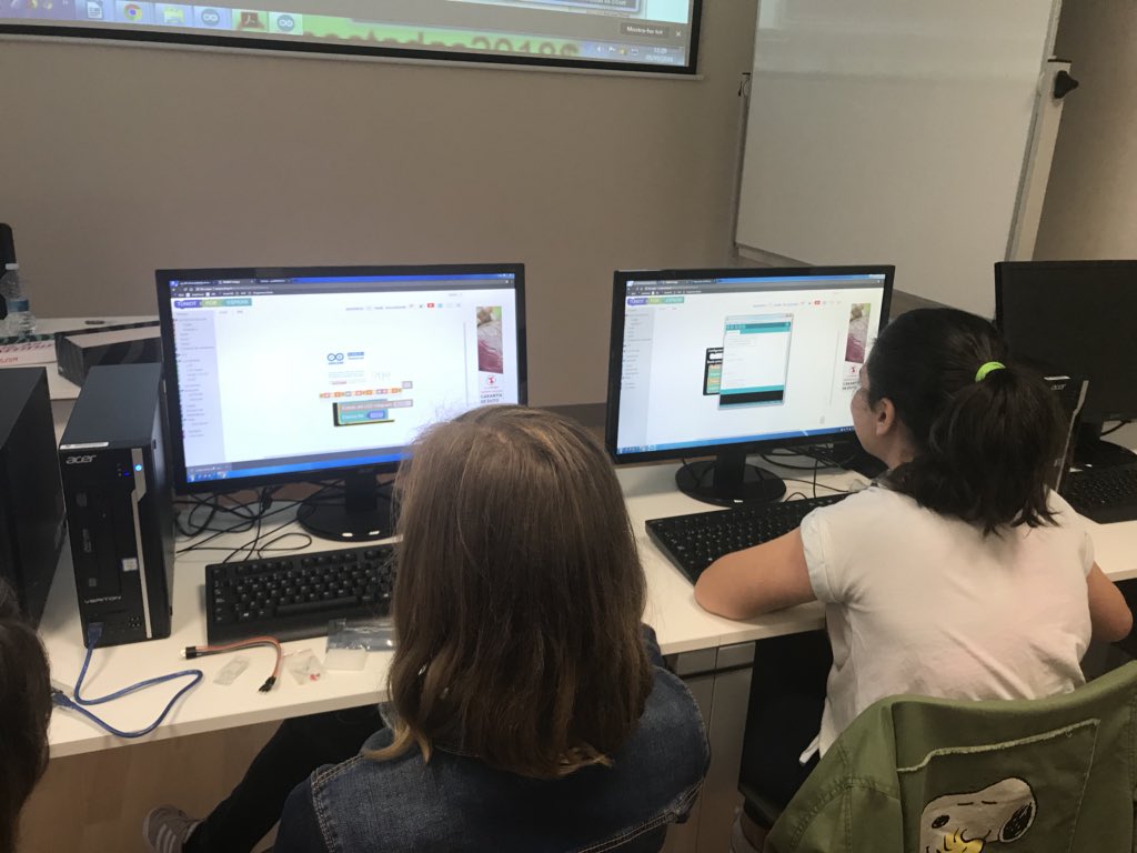 robotme_es's tweet photo. Esto se anima! Introducción al diseño  3D con #tinkercad y @Aguegolas! Vamos a diseñar e imprimir una cajita  para meter todo el cableado y placas #Arduino! Hoy en taller Conectadas en #Menador #Castellon . Despertando  vocaciones tecnológicas y disfrutando 👏👏👏 https://t.co/mZLCJrqtdJ