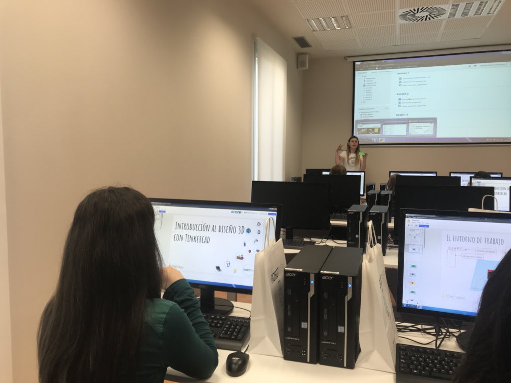 robotme_es's tweet photo. Esto se anima! Introducción al diseño  3D con #tinkercad y @Aguegolas! Vamos a diseñar e imprimir una cajita  para meter todo el cableado y placas #Arduino! Hoy en taller Conectadas en #Menador #Castellon . Despertando  vocaciones tecnológicas y disfrutando 👏👏👏 https://t.co/mZLCJrqtdJ