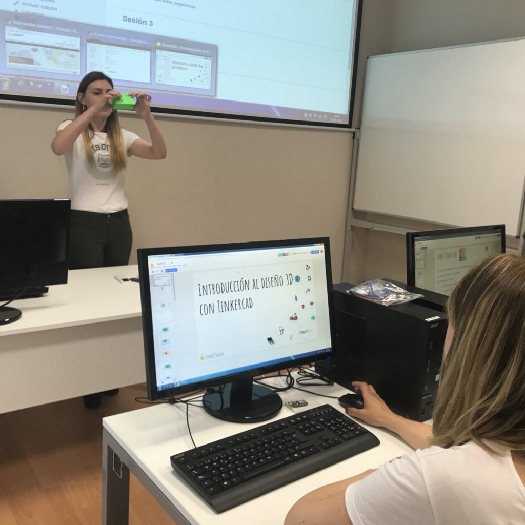 robotme_es's tweet photo. Esto se anima! Introducción al diseño  3D con #tinkercad y @Aguegolas! Vamos a diseñar e imprimir una cajita  para meter todo el cableado y placas #Arduino! Hoy en taller Conectadas en #Menador #Castellon . Despertando  vocaciones tecnológicas y disfrutando 👏👏👏 https://t.co/mZLCJrqtdJ