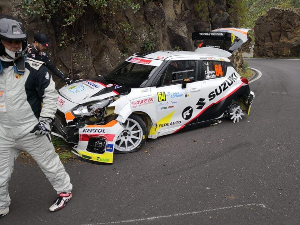 RubnPerez's tweet photo. Así ha quedado el Suzuki Swift R+ de Joan Vinyes y Jordi Mercader tras su accidente en la SS9 del #RallyIslasCanarias. Tramo neutralizado. #CERA https://t.co/PhWNHLRA7y