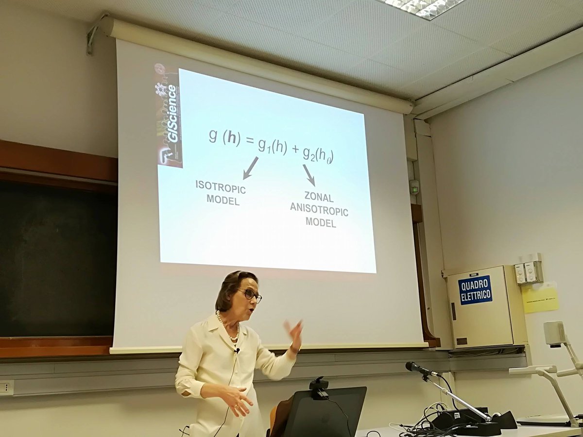 MasterGIS_Droni's tweet photo. Oggi i #corsisiti dell'indirizzo "Geo-informazione e nuove #tecnologie per l'#agricolturasostenibile" seguono #geostatistica con la Prof.ssa Castrignanò: concetto di variogramma e anisotropia zonale e la #mappa degli errori
#5maggio #agriculture 
➡️https://t.co/IUkrFudYPJ https://t.co/CQz1MiWr2s