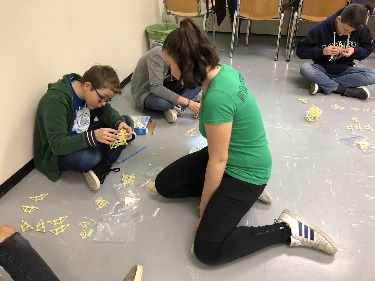 ValeriaCagnina's tweet image. #devoxx4kids #lugano qui si costruiscono #strandbeest! @Devoxx4Kids @lillymonticone