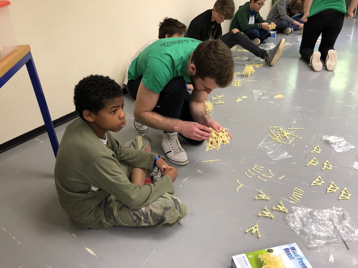 ValeriaCagnina's tweet image. #devoxx4kids #lugano qui si costruiscono #strandbeest! @Devoxx4Kids @lillymonticone