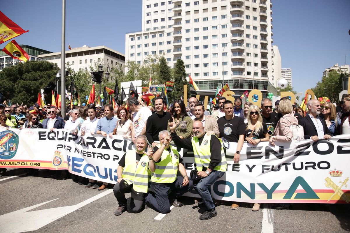 📸 <a href="/MGutierrezCs/">Miguel Gutiérrez 🇪🇸🇺🇦</a>, <a href="/ignacioaguado/">Ignacio Aguado 🇪🇸</a> y <a href="/begonavillacis/">Begoña Villacís</a> participan en la manifestación del #5MMadrid organizada por <a href="/jusapol/">jusapol</a> en la #MarchaPorLaEquiparacionYA 👇