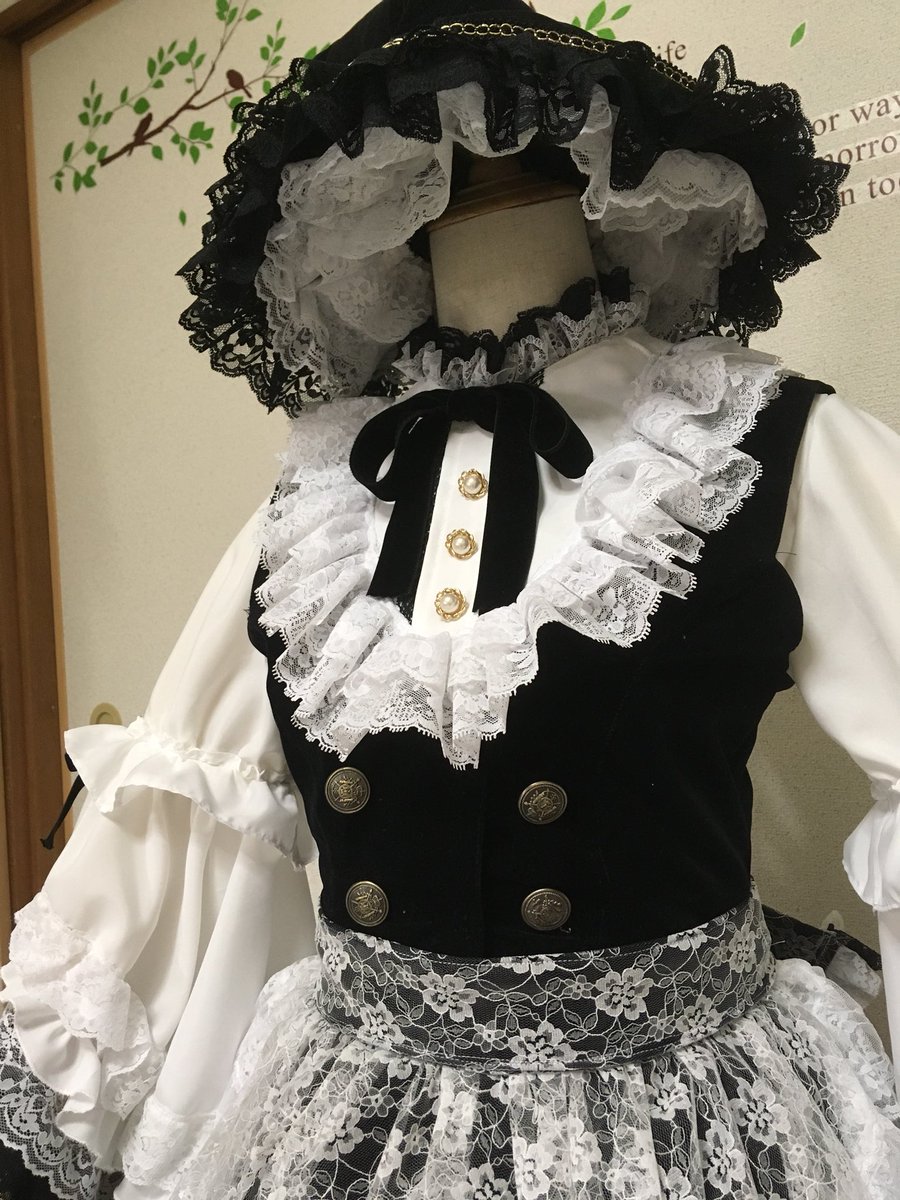 mihocos7716's tweet photo. 東方Project 霧雨魔理沙アレンジ衣装完成しました🌟
高級感のある起毛生地をベースに、レースをふんだんに用いたデザインです。
要所要所に魔理沙っぽい星のパーツをつけています。
魔理沙は私が東方を知るきっかけとなったキャラで思い入れがあるので、特に制作頑張りました!
#DrizzleFactory https://t.co/aJb5YOiLcu