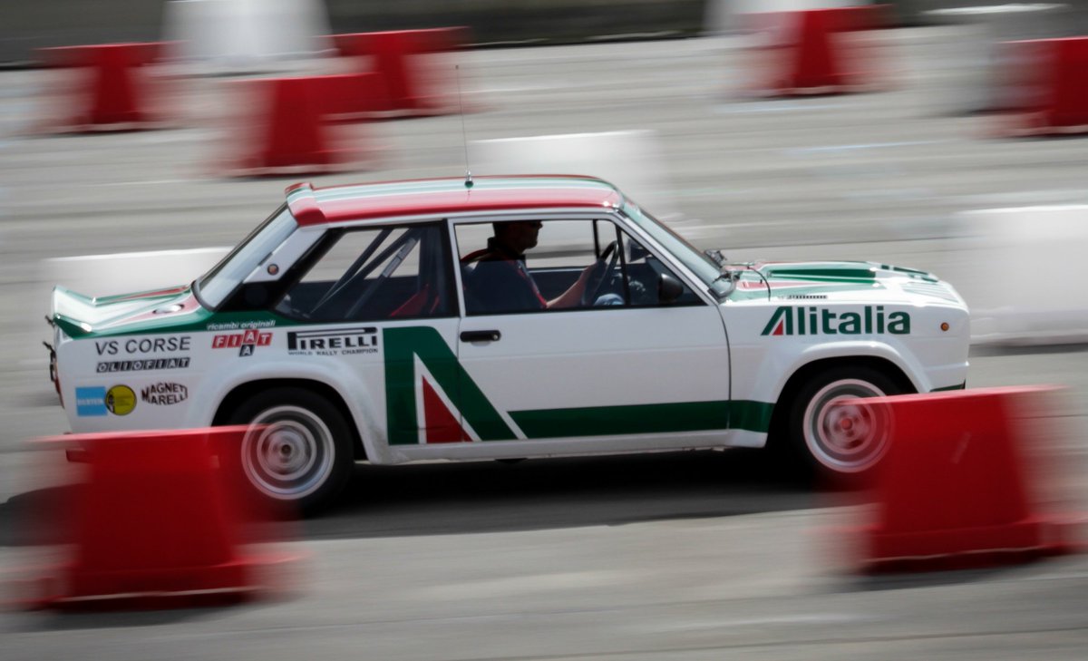 lapiazzaweb's tweet photo. Appassionati di motori? 
Non potete perdere l'appuntamento con #VeronalegendCars : 24 #auto da corsa storiche e moderne in pista alla Fiera di #Verona fino a domenica!
https://t.co/Kj7ZRUTGBG https://t.co/PJJPxoGalE