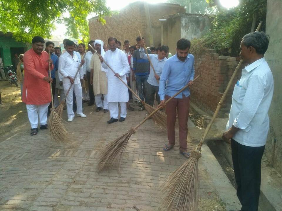 MlaKaran's tweet photo. बिन्दकी बिधानसभा के कोराइया गांव में ग्राम स्वराज अभियान के तहेत बिन्दकी बिधायक मा करण सिंह पटेल जी ने बिन्दकी तहसील के सभी अधिकारियो के साथ गांव में समस्याएं सुनी और रात्रि प्रवास किया सुबह 6 बजे प्रभात फेरी की गई और स्वच्छता अभियान चलाया गया लोगो को जागरूक करने का काम किया गया https://t.co/olDKB85W2c
