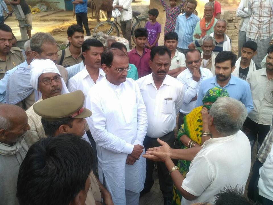MlaKaran's tweet photo. बिन्दकी बिधानसभा के कोराइया गांव में ग्राम स्वराज अभियान के तहेत बिन्दकी बिधायक मा करण सिंह पटेल जी ने बिन्दकी तहसील के सभी अधिकारियो के साथ गांव में समस्याएं सुनी और रात्रि प्रवास किया सुबह 6 बजे प्रभात फेरी की गई और स्वच्छता अभियान चलाया गया लोगो को जागरूक करने का काम किया गया https://t.co/olDKB85W2c