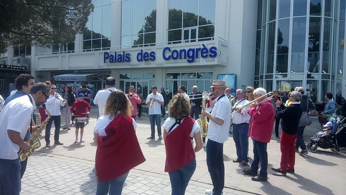 MathieuMarin24's tweet photo. Lancement de la @plageecrivains 2018 ! Avec le traditionnel buffet d'huîtres ! Week-end de fête sur le Bassin ! #arcachon #PAE2018 https://t.co/WK9AngGzJV