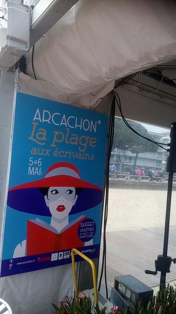 MathieuMarin24's tweet photo. Lancement de la @plageecrivains 2018 ! Avec le traditionnel buffet d'huîtres ! Week-end de fête sur le Bassin ! #arcachon #PAE2018 https://t.co/WK9AngGzJV