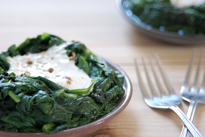 A fifteenth-century Ottoman recipe for spinach with yogurt, mentioning its many health benefits leftovershistory.com/spinach-with-y…