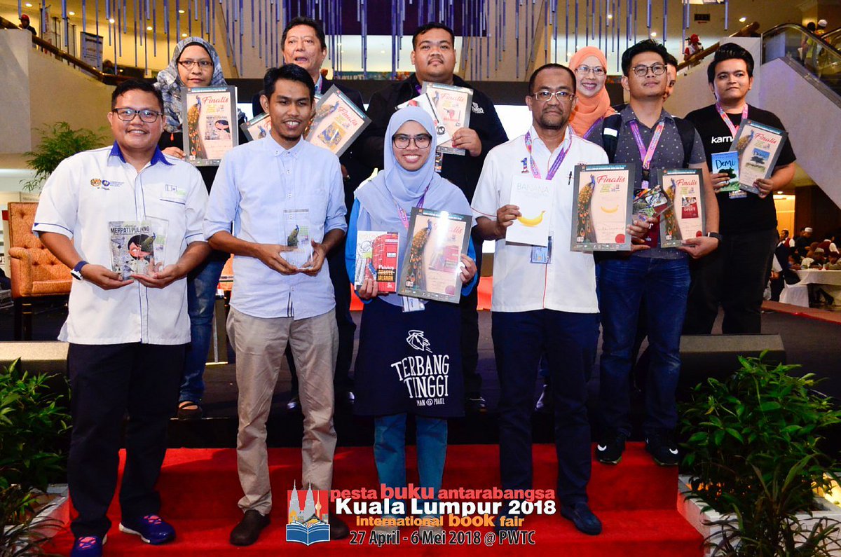 klibfmy's tweet photo. Live Update: Pengumuman Pemenang Anugerah Kulit Buku Cantik 2018
.
#PBAKL2018 #KLIBF2018 #klbaca2020 #caringthroughreading #bacaworld2018
#YouCanDuit #NegarakuDigital #mydigitalmaker #eRezeki #eUsahawan #HealthyGaming https://t.co/YqADFiCW1i