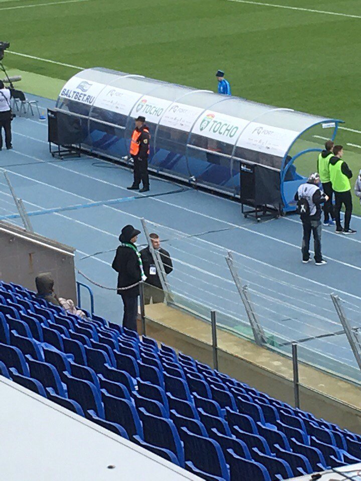 sovsportspb's tweet photo. Ничего необычного, просто #Боярский с шарфом #Тосно https://t.co/j8pQ6WmQHR