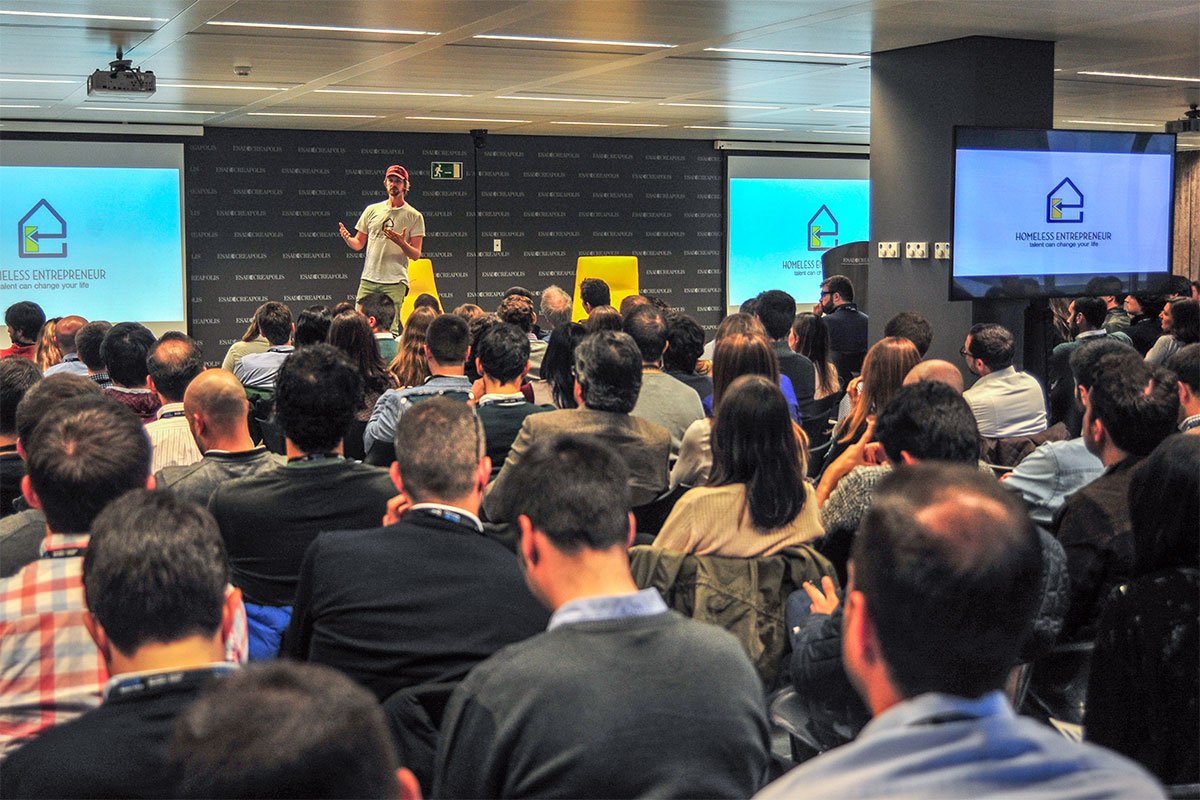 EsadeExecEd's tweet photo. “Si las #empresas hacen las cosas bien no hay diferencia entre lo empresarial y lo social.” Uno de los mensajes clave de @andrewfunkspain, fundador y presidente de #HomelessEntrepreneur.
#CompromisoSocial + #ESADEeemm https://t.co/aLaoUgIcGy