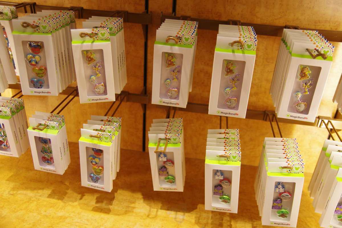 ヒロ Wdwと言えばマジックバンドですが 腕に巻くのは日焼けが という方に朗報です マジックバンド の真ん中の部分を取り外してキーホルダー型のケースに交換することも可能です バンドに付けるアクセサリーなんかもありますよ Mnwdw Wdw ディズニー