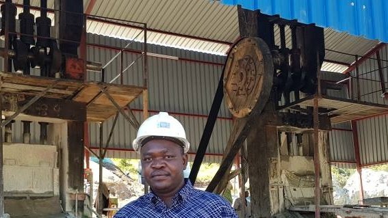 NyenjeMak's tweet photo. Made many serendipitous discoveries at my recent mining site tour accompanying the Min of Mines and Mining Development Hon. Winston Chitando  at Mat South and North. The miner produces btwn 16- 20kgs of refined gold bullion per month.Miners can indeed transform this economy. https://t.co/pL5V8e0xrP