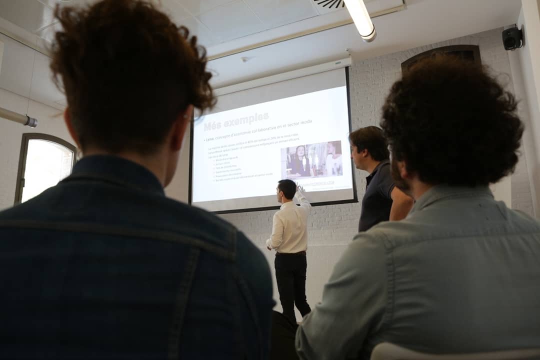 festivalvesos's tweet photo. En el taller de moda circular de @ClimateKICspain hemos aprendido nuevas formas de consumir la moda. 
#ModaSostenible #FestivalVESOS2018 #VESOS2018

Fotografías: @reaktiu https://t.co/6HXuNhdFxw