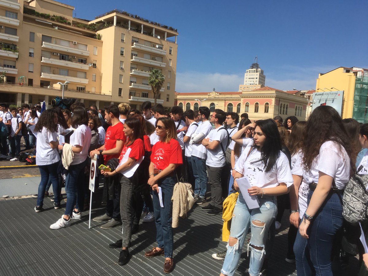 Anche al tribunale di #palermo  va in scena la #nottedellalegalità con 300 studenti da 9 scuole siciliane. Laboratori e incontri contro la #mafia <a href="/TgrSicilia/">Tgr Rai Sicilia</a>