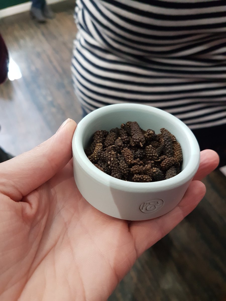 Ich höre sehr gespannt <a href="/pfeffer_soehne/">pfeffersackundsoehne</a> zu, sie haben Schokoladenpfeffer dabei. Das wäre was für @Coppeneur_Con Da bin ich hier richtig! 😉  #fbm18düsseldorf