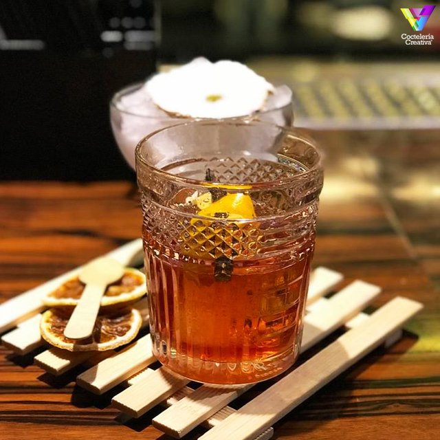 CO2 Negroni es la versión "frizzante" del rey de los aperitivos italianos de <a href="/raimondopalomba/">Raimondo Palomba</a> de <a href="/loungeatelier/">atelier lounge</a>. Gin, #Campari y vermouth Carpano antica Fórmula servidos con burbujas. Se sirve acompañada de una espuma de Aperol Spritz con aceituna. bit.ly/2IbboY2