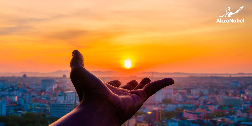 AkzoNobel's tweet image. During #sunsets, the color of the air is determined by the diffusion of wavelengths of the sunlight. Particles of water, dust or pollution provide reflection and spread as red and orange 🌅 #powerofcolor