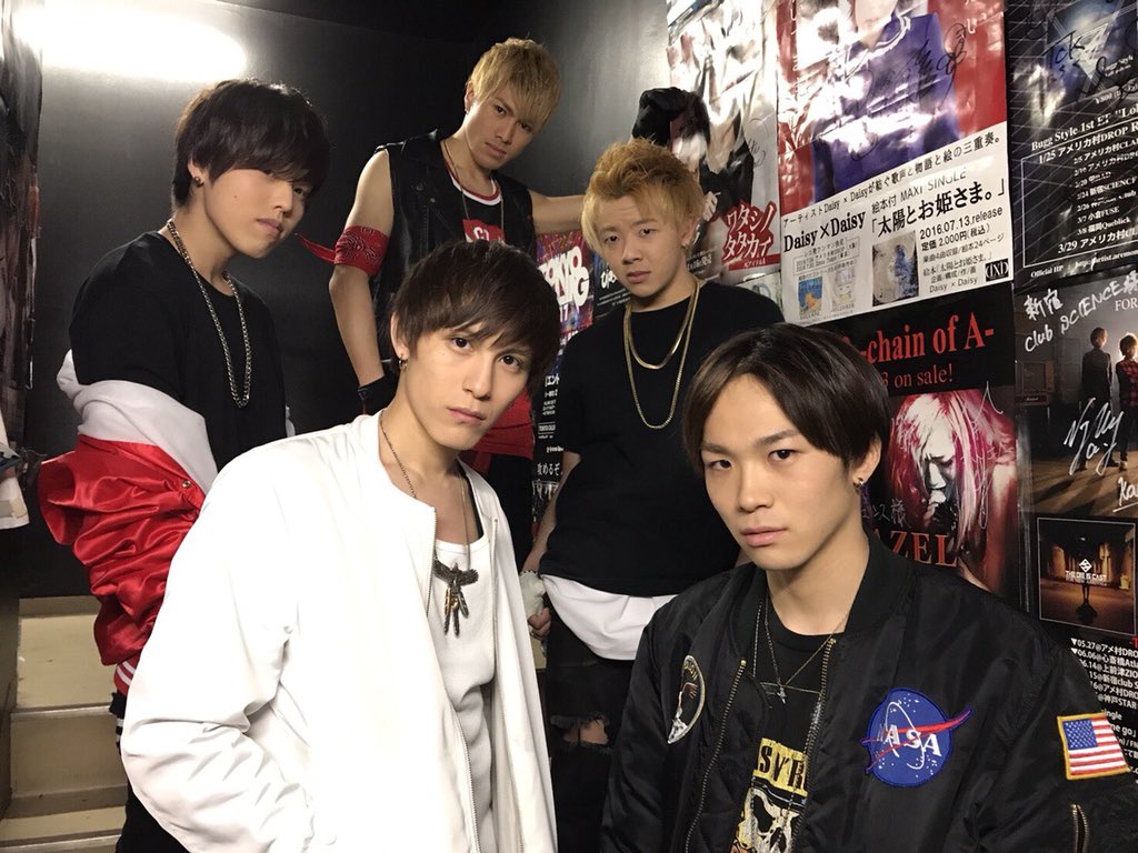 5Doors_Official's tweet photo. 【５Doorsライブ情報】
5/6@代官山 SPACE ODD
予約3500円＋D 当日4500円＋D
出演12:10〜12:35
物販14:45〜16:05

★物販ではハグチェキ等いろんなチェキが撮れます♪
★ご予約はDMで承ります♪
★ブロマイド＆ランダムチェキ絶賛発売中！
★7 LIVE Remaining

#5Doors
#メンズアイドル
#ライブ
#代官山 https://t.co/xMwuYWlzph